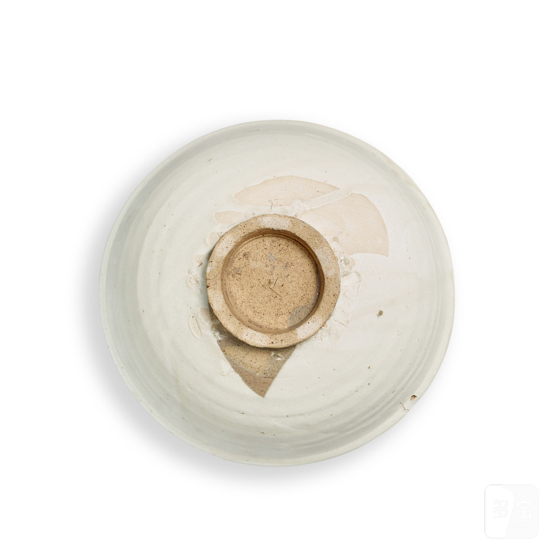 A carved Dangyangyu white-glazed 'peony' bowl, Song dynsaty | 宋 當陽峪窰白釉刻纏枝牡丹紋盌 - 图4